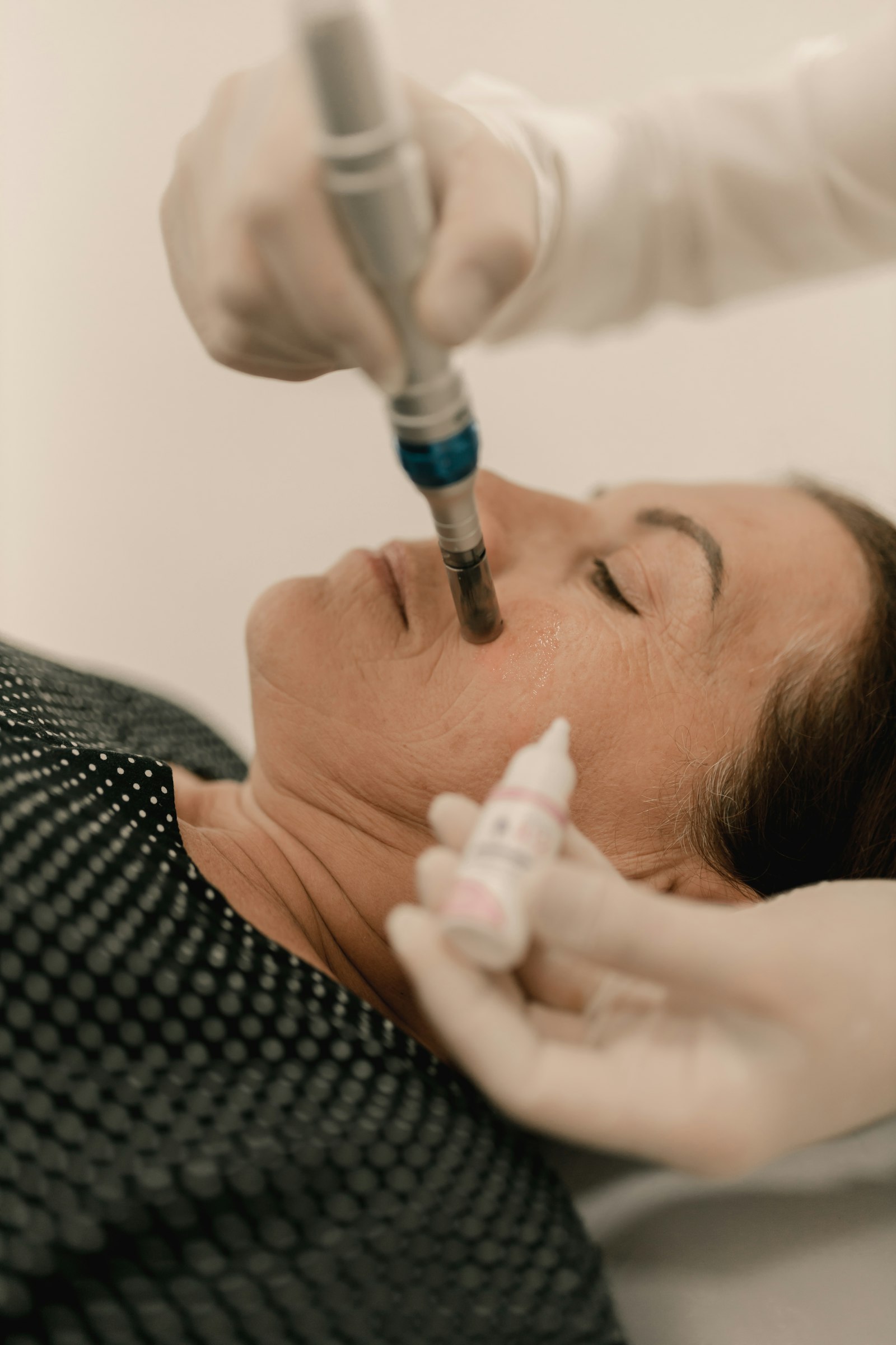 Microneedling vs Mezoterapie virtuală – care e diferența reală?